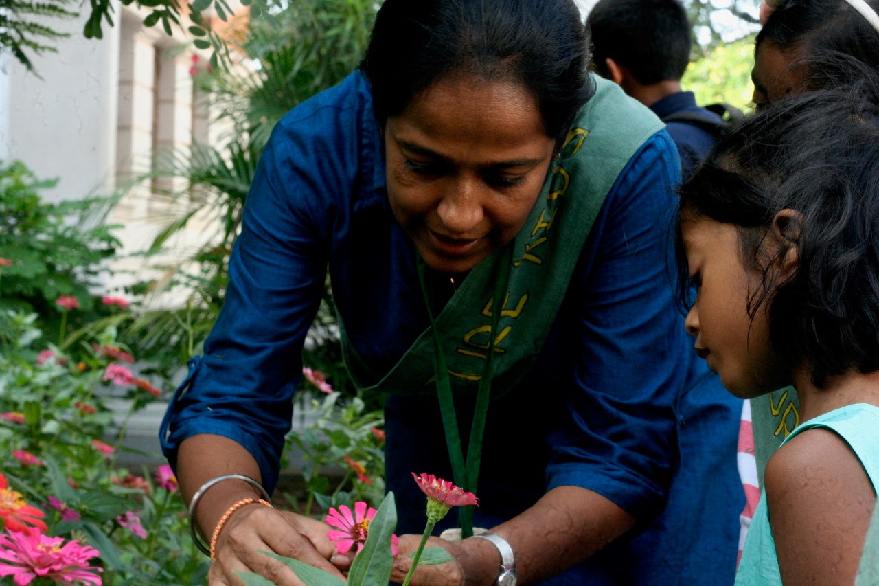 lady with child and flower